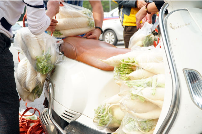 Video: Dân Thủ đô đánh ô tô, SH đi... giải cứu củ cải